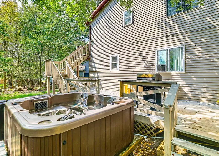 Pocono Getaway Hot Tub, Community Lake Access!
