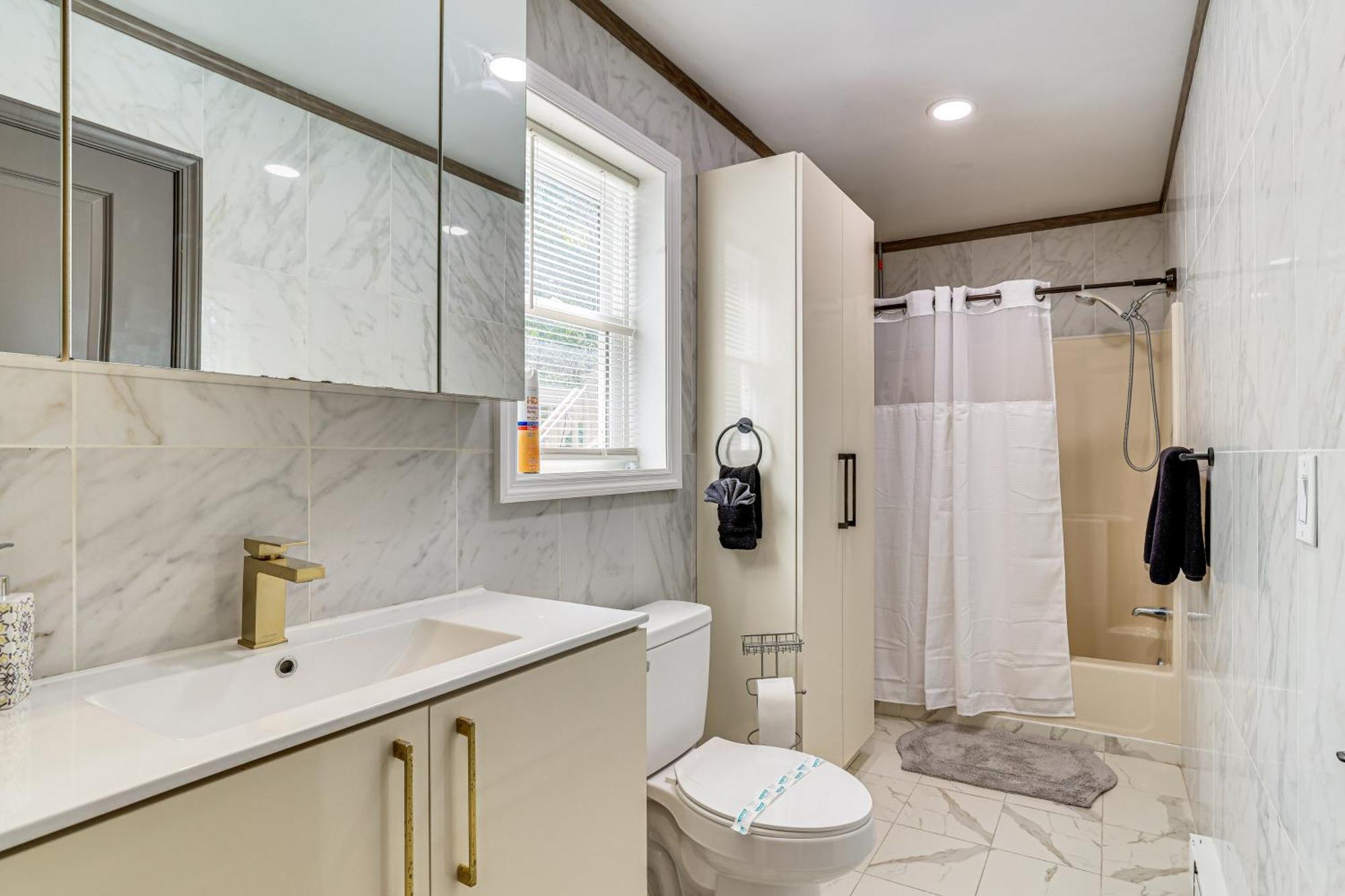 Holiday home Pocono Getaway Hot Tub, Community Access! *