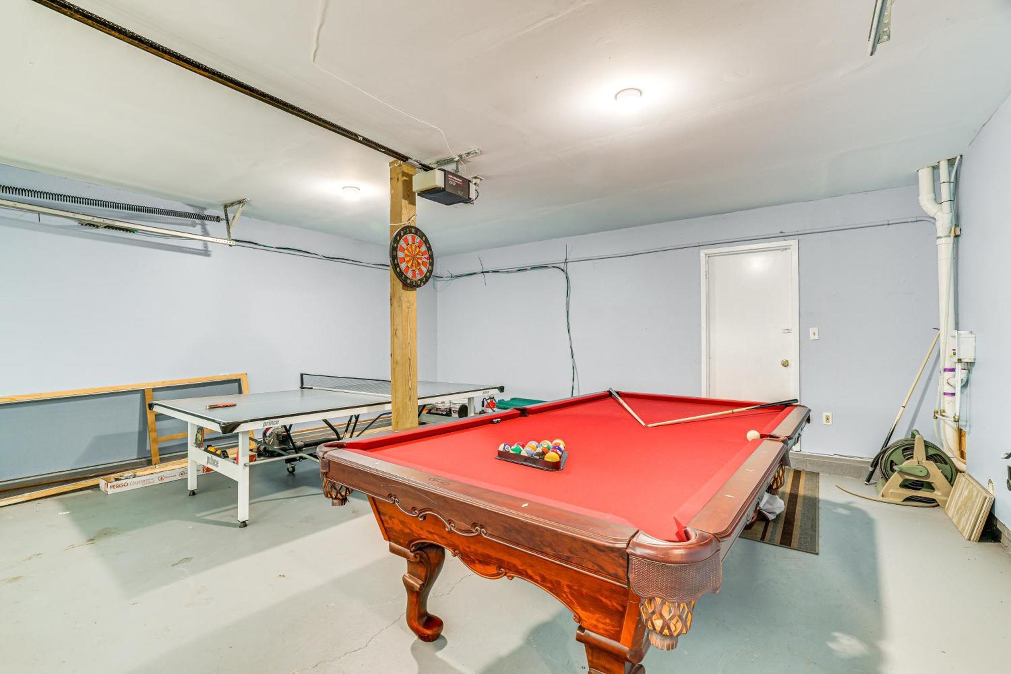 Pocono Getaway Hot Tub, Community Access! Holiday home *