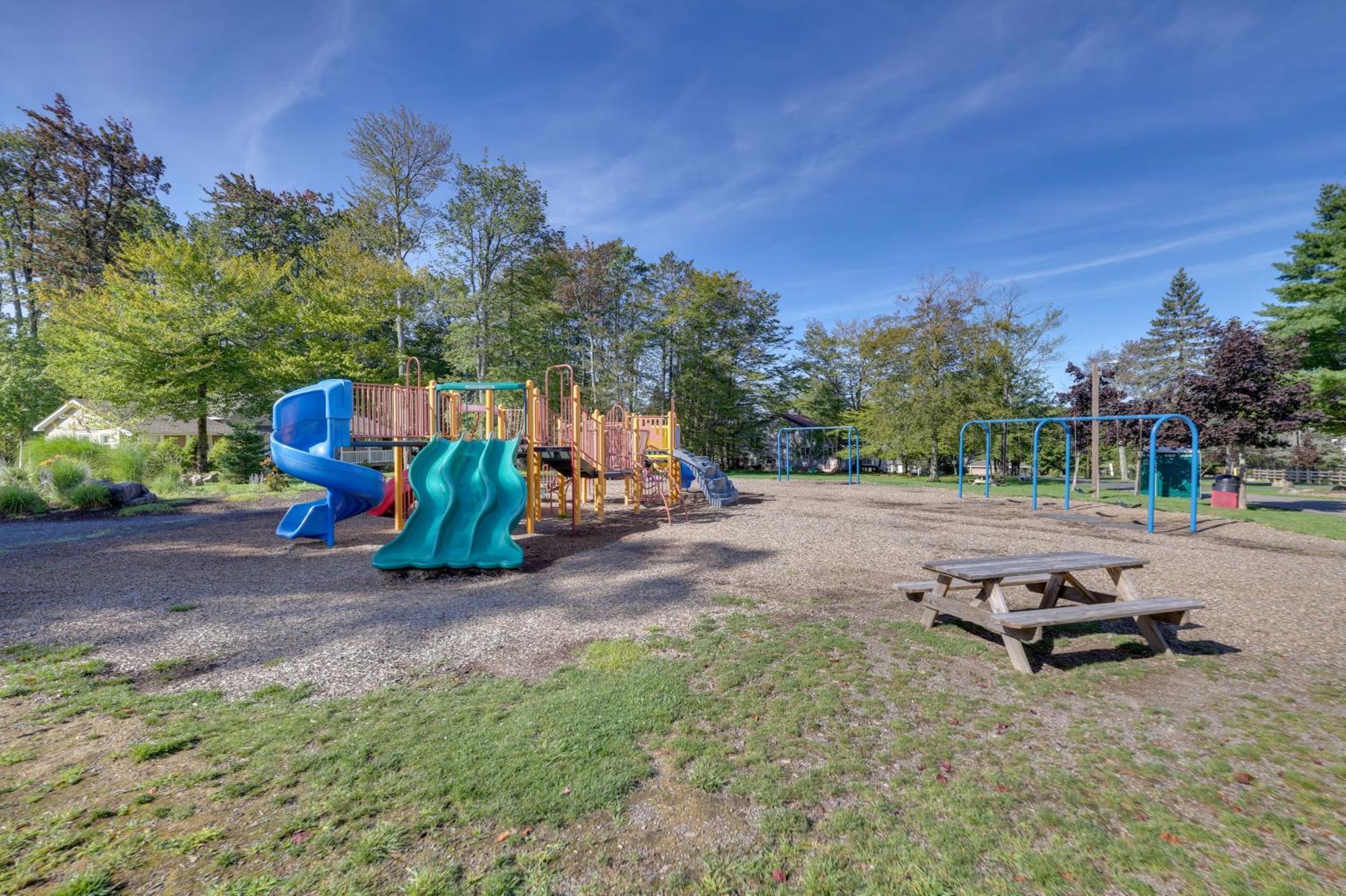 Holiday home Pocono Getaway Hot Tub, Community Access! Tobyhanna