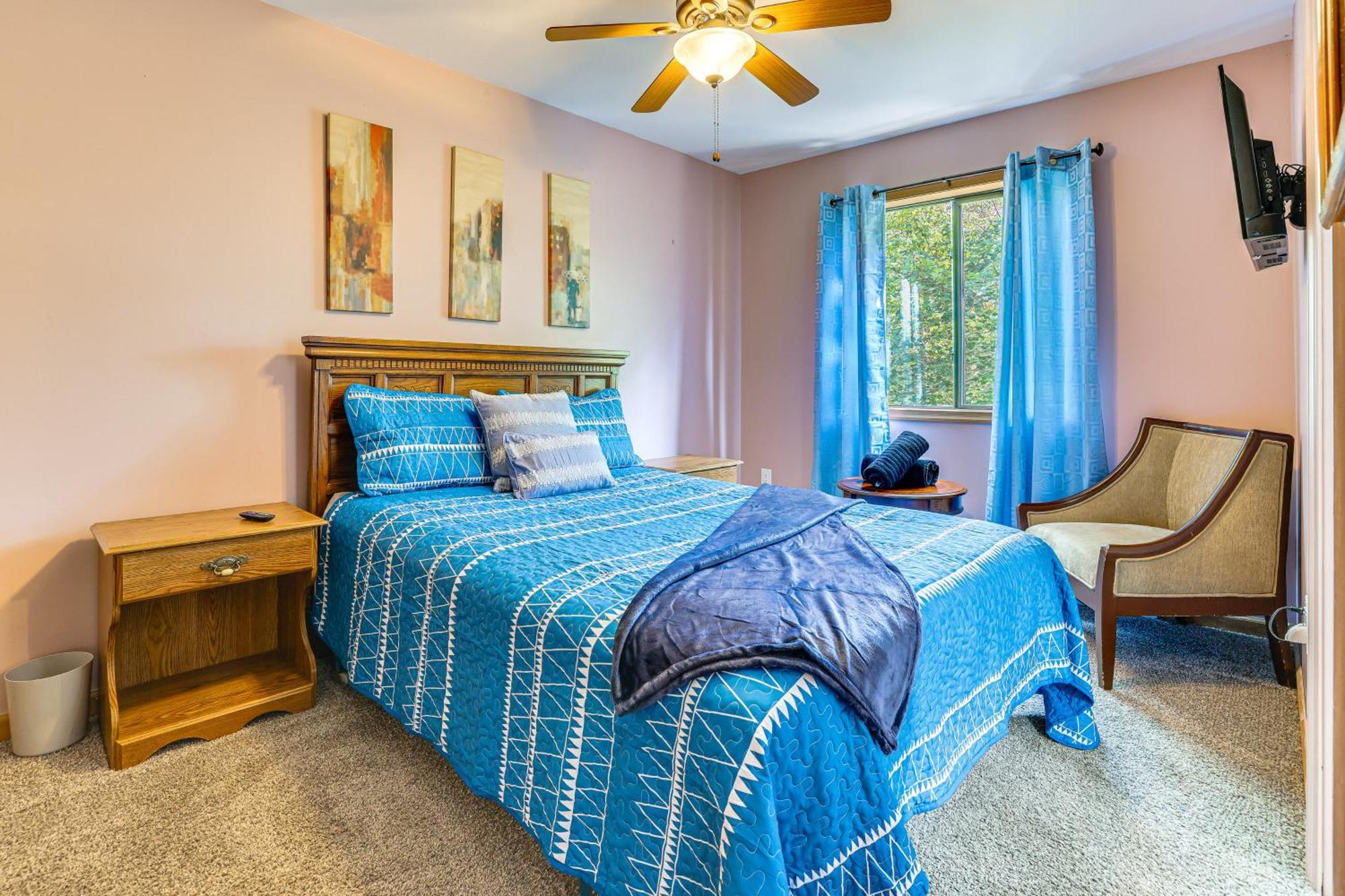 Pocono Getaway Hot Tub, Community Access! Holiday home Tobyhanna