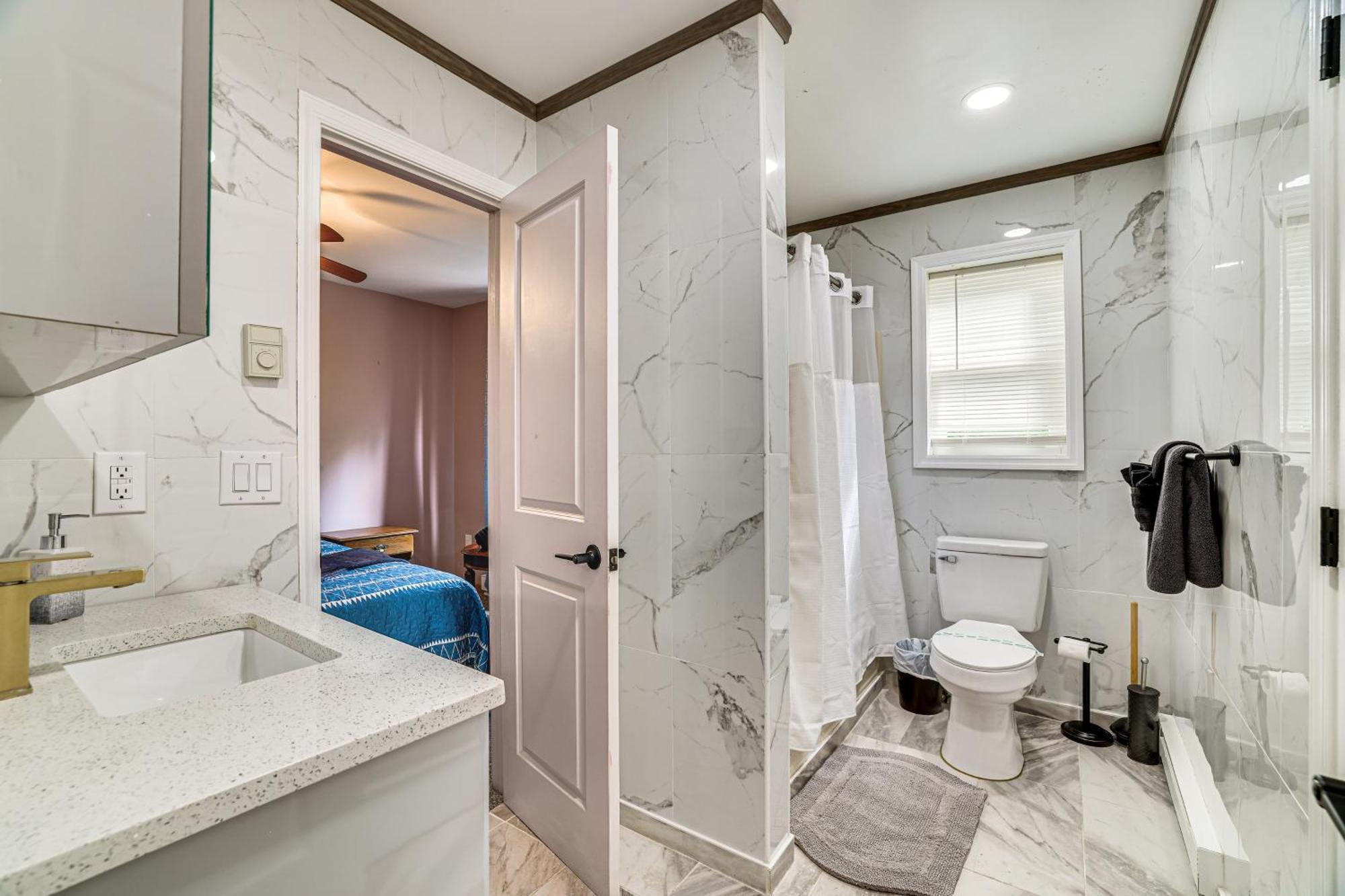 Pocono Getaway Hot Tub, Community Access! Tobyhanna